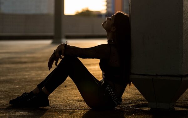 Femeia care va plânge mult, cu timpul, va uita să zâmbească...