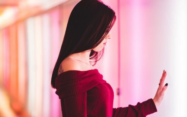 Femeie care privește prin perdea