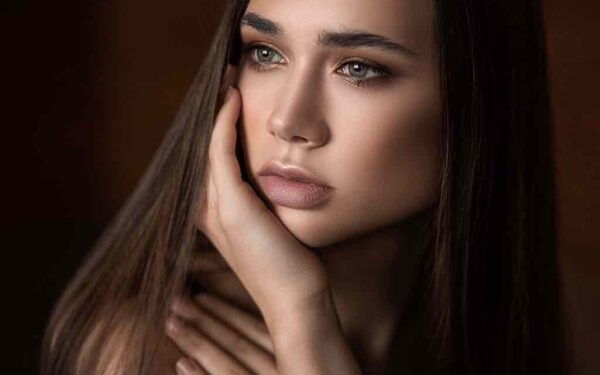 Femeie frumoasă îngândurată